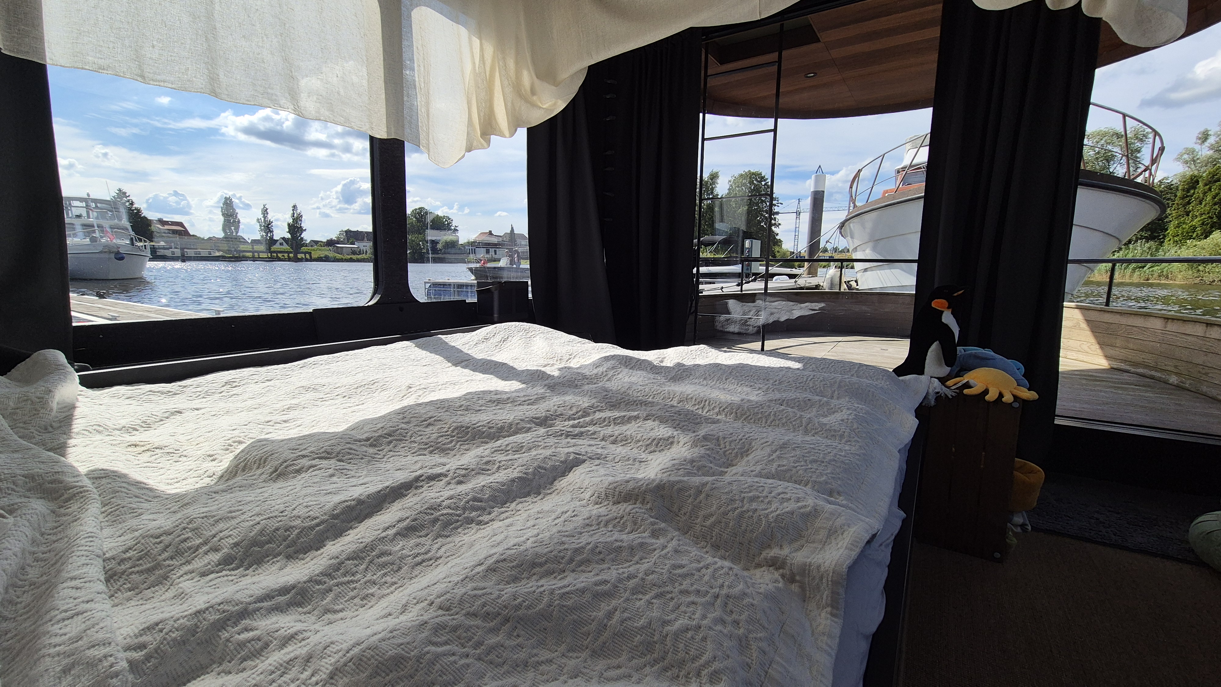 Schlafzimmer mit Wasserblick